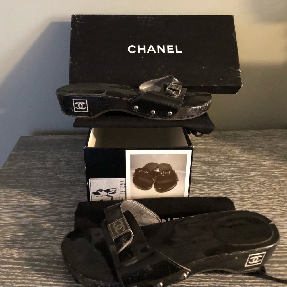 CHANEL Black Patent Leather ladies Slide Sandals with CC Buckle